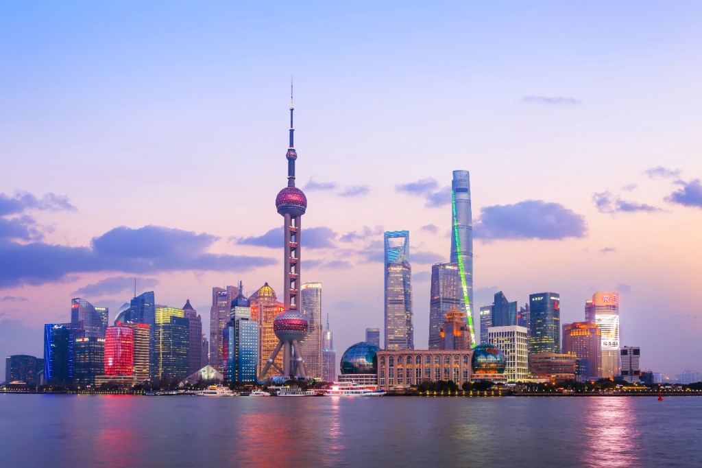 上海城市风光旅游宣传图：陆家嘴与黄浦江夜景